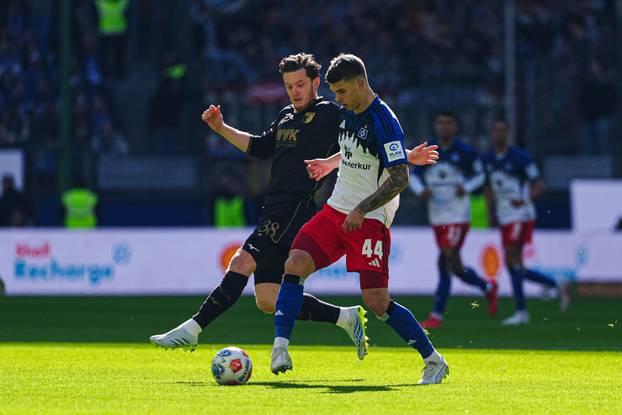 Michael Gregoritsch (FC Augsburg, #38), Luka Vuskovic (Hamburger SV, #44)  GER, Hamburger SV vs. FC Augsburg, Fussball, 1. Bundesliga, Spieltag 28, Saison 2025/2026, 04.04.2026  DFL REGULATIONS PROHIBIT ANY USE OF PHOTOGRAPHS AS IMAGE SEQUENCES AND/OR QUA