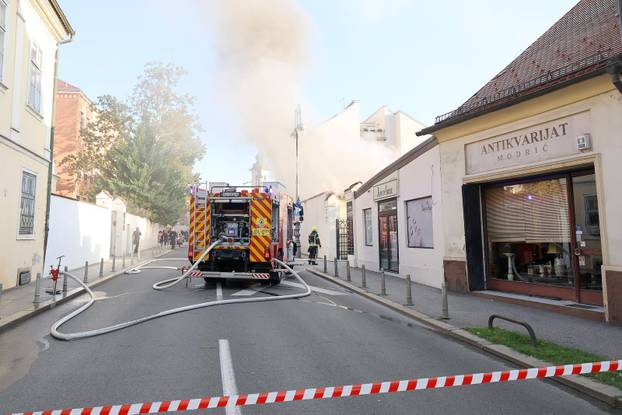 Zagreb: Na dvorišnoj zgradi na Kaptolu izbio je požar, vatrogasci izašli na intervenciju