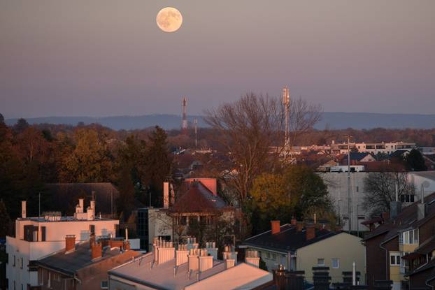 Pun mjesec na vedrom nebu iznad Čakovca