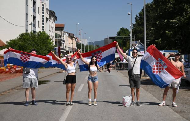 Zagreb: Obožavatelji idu prema fan zonama gdje će čekati ulazak u Hipodrom