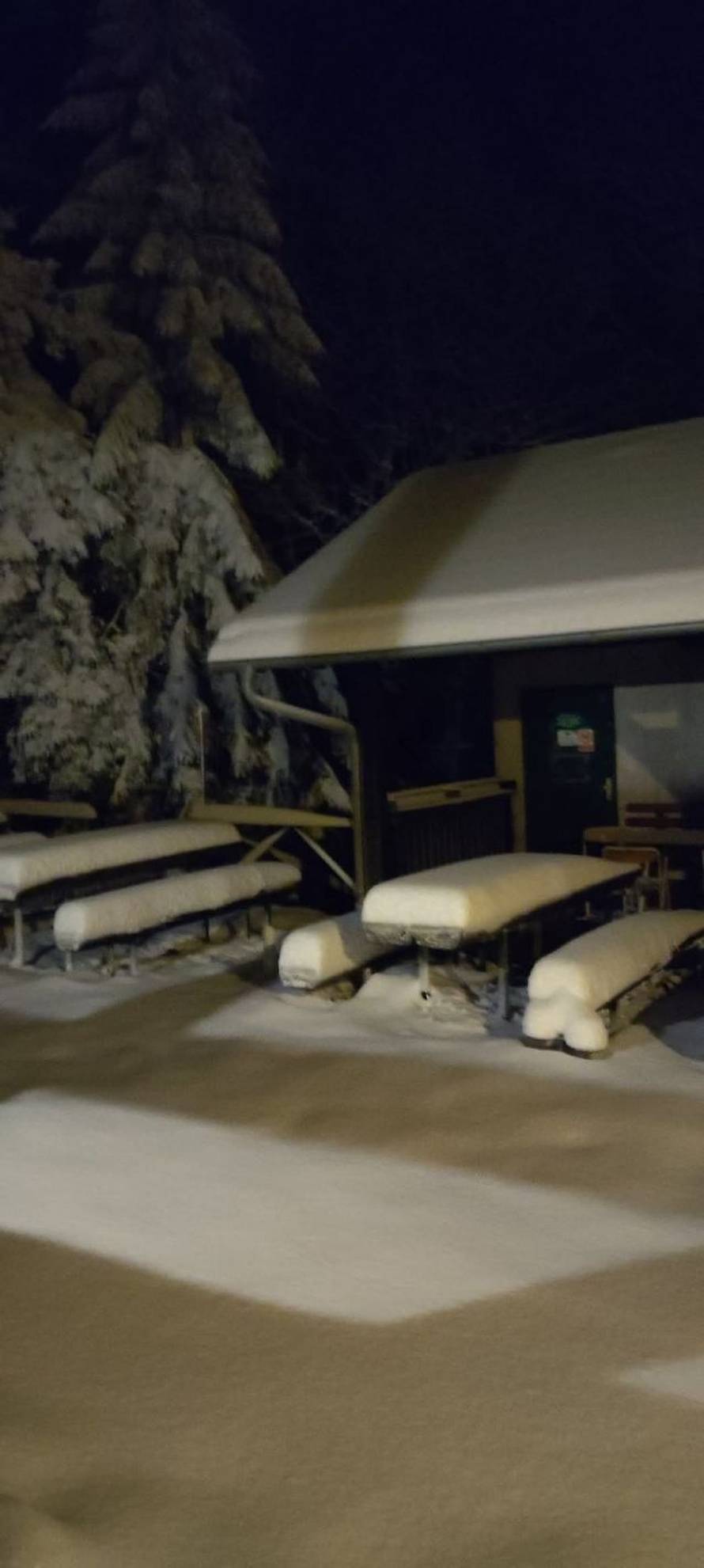 VIDEO Snježni kaos na A1: Kamion se prevrnuo  kod  Ogulina. Prekinut promet