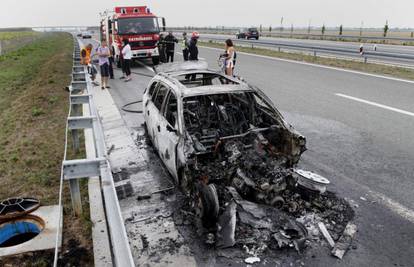 Njemačkoj obitelji na putu do mora kod Đakova izgorio auto