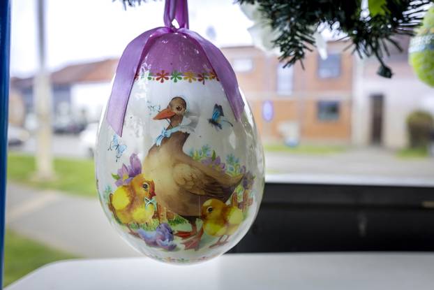 Tramvaj ukrašen Uskrsnim dekoracijama vozi po Osječkim ulicama 