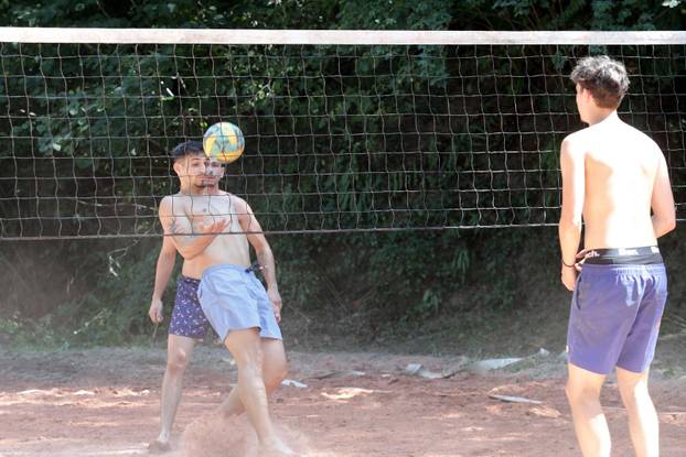 Stanovnici Bubnjaraca vruć ljetni dan provode uz razne sportske aktivnosti i kupanje na rijeci Kupi