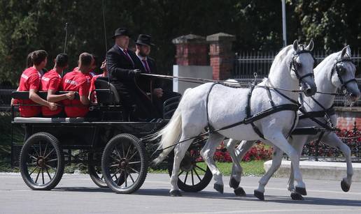 Čilića, Pavića i društvo dovezli u fijakeru! S djecom igrali tenis pred đakovačkom katedralom