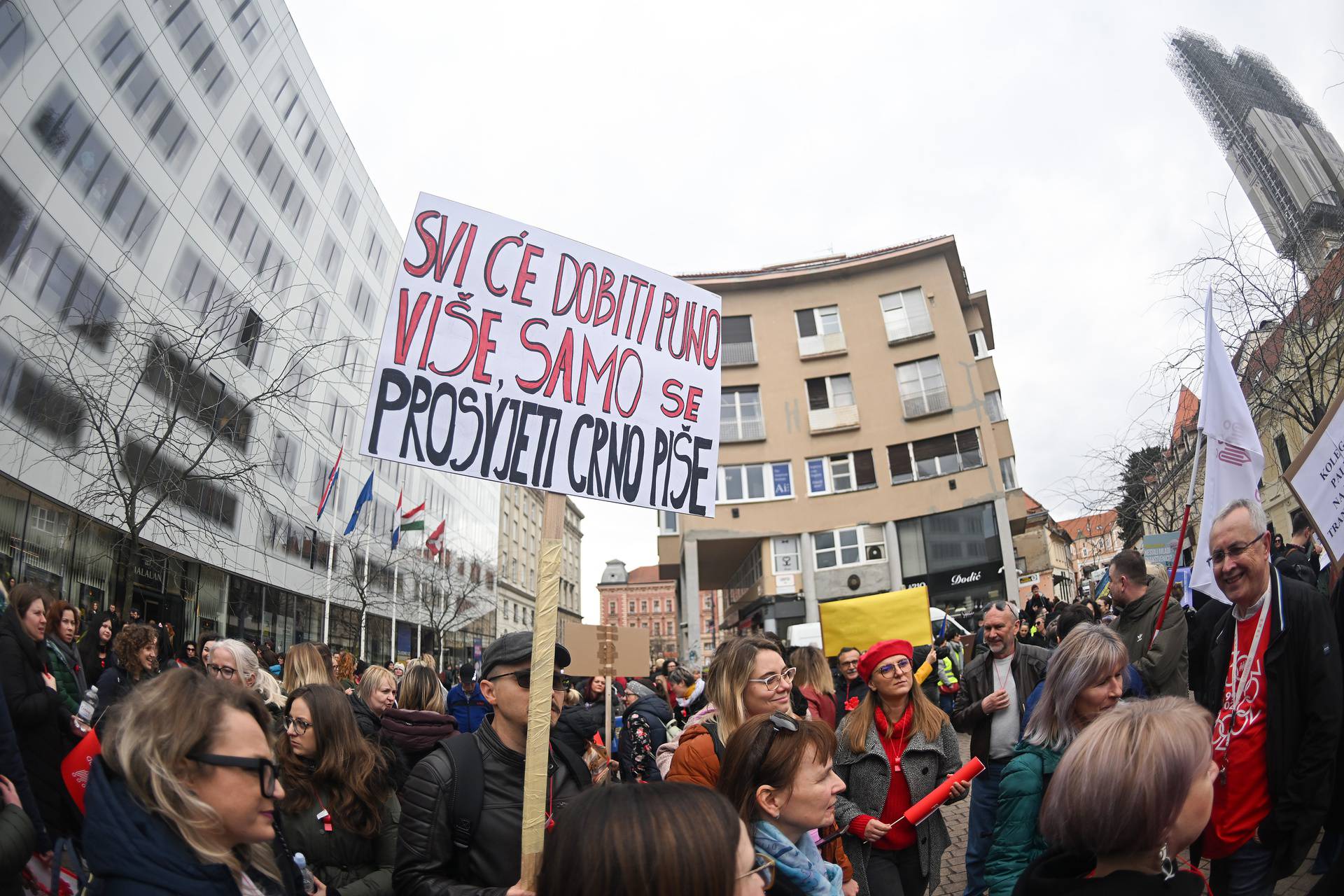 Zagreb: Počelo je okupljanje prosvjednika na Europskom trgu