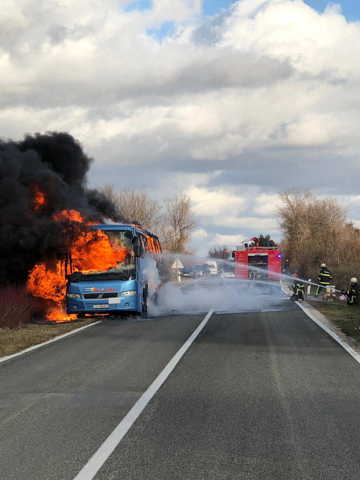 Drama kod Zadra: Putovali za Zagreb pa se zapalio autobus