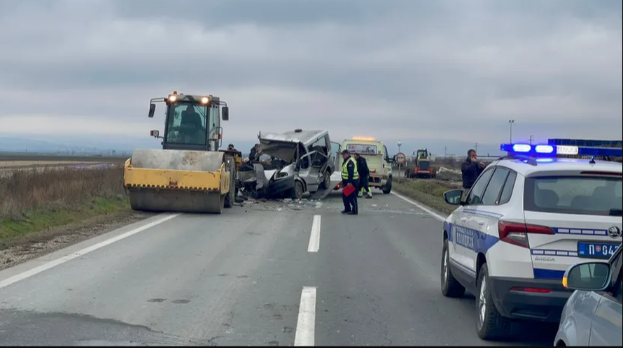 UZNEMIRUJUĆE Prve fotografije užasa u Vojvodini: Kombijem se zabio u valjak. Četvero mrtvih!