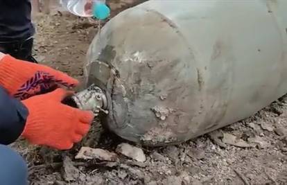 VIDEO Deaktivirali rusku bombu rukama i bočicom vode!? 'Kakva hrabrost. To bi sravnilo zgradu'