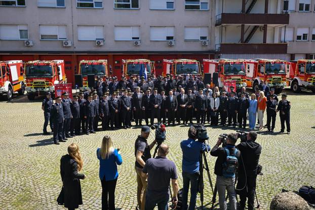Zagreb: Svečana primopredaja vatrogasnih vozila