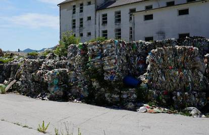 Nevjerojatno: Tisuće tona guma i plastike pored Gračaca prijete i pitkoj vodi i predivnom jezeru