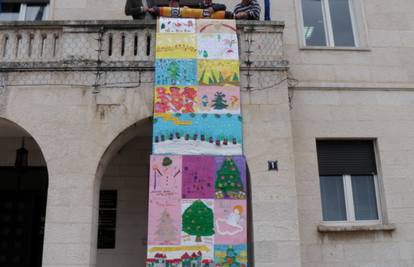 Djeca u Makarskoj napravila mega-čestitku dugu čak 17 m