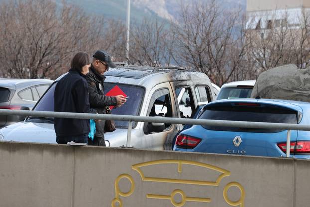 Split: U Krležinoj ulici zapaljena su tri automobila, policijski očevid u tijeku