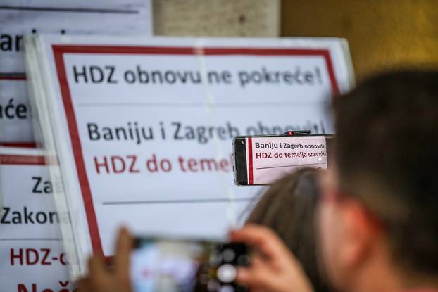 Zagreb: Prosvjedno okupljanje na Trgu žrtava fašizma pod nazivom "Za budućnost bez HDZ-a"