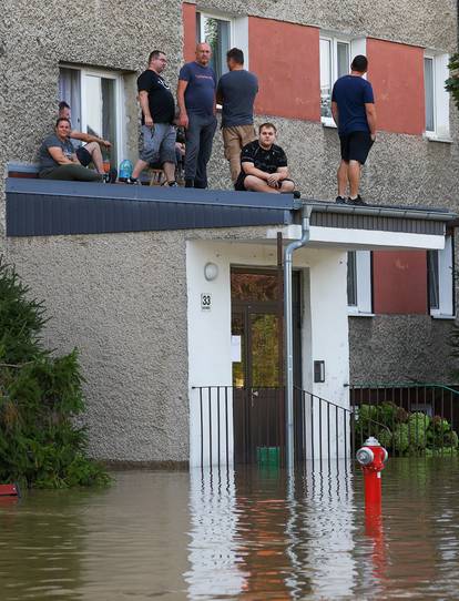 FOTO Povijesni gradić u Poljskoj pod vodom: Spasioci evakuiraju građane i ljubimce u čamcima