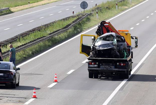 U sudaru autobusa i auta na A3 dvije osobe poginule, više ozlijeđenih