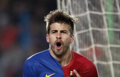 Gerard Pique ponovno gađao grickalicama publiku na tribini