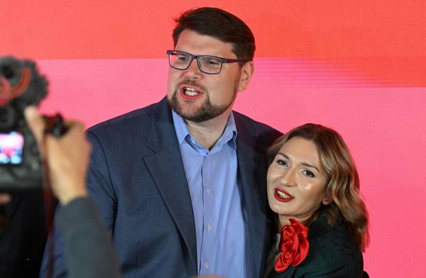 Zagreb: Peđa Grbin dobio podršku od supruge tijekom govora