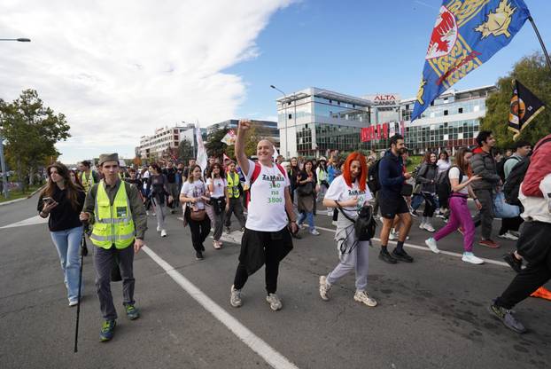 Beograd: Tisuće studenata krenulo je prema Novom Sadu gdje će 1. studenog biti održan veliki komemorativni skup