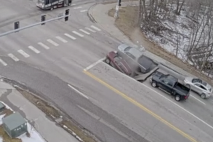 Automobili propali u rupu u SAD-u