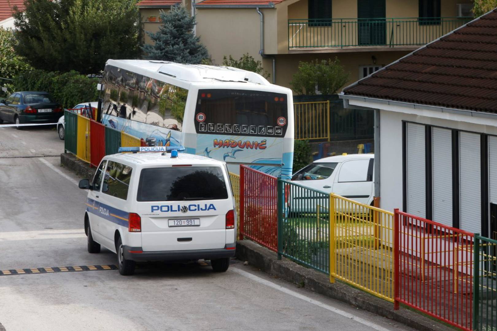 Sinj: Autobus uletio u dvorište dječjeg vrtića