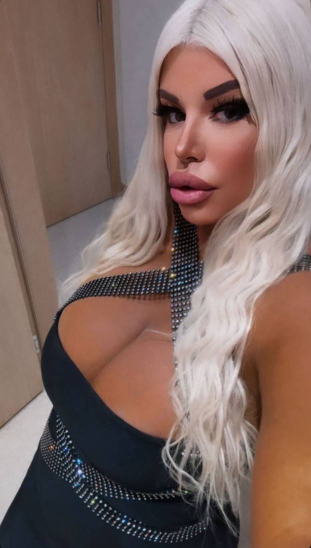 Vrući kadrovi srpske pjevačice: Ljetuje u Grčkoj, u Areni Zagreb dobila spermu od lososa za dar