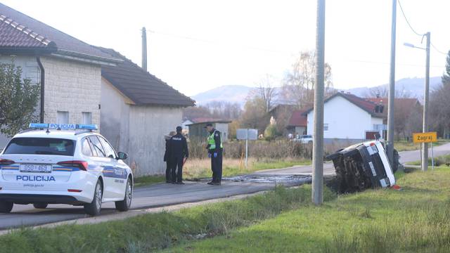 Karlovac: Jedna osoba smrtno stradala u slijetanju kombija