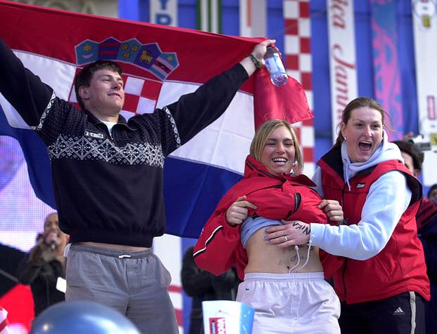 Zagreb: 25.02.2002., sve?ani do?ek Janice na trgu nakon OI u Salt Lake Cityu