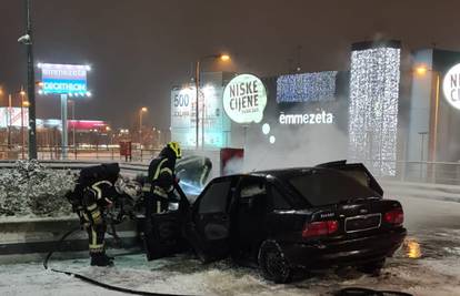 Divljali vozilom na parkingu šoping centra pa se zabili u zid: Auto se zapalio, a oni pobjegli...