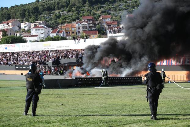Šibenik: Utakmica prekinuta uslijed zapaljene ograde, gašenje u tijeku