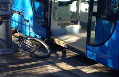 Mladi biciklist podletio je pod tramvaj, prevezli ga u bolnicu