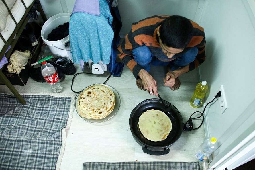 Bihać: Svakodnevni život migranata u prihvatnom centru Bira