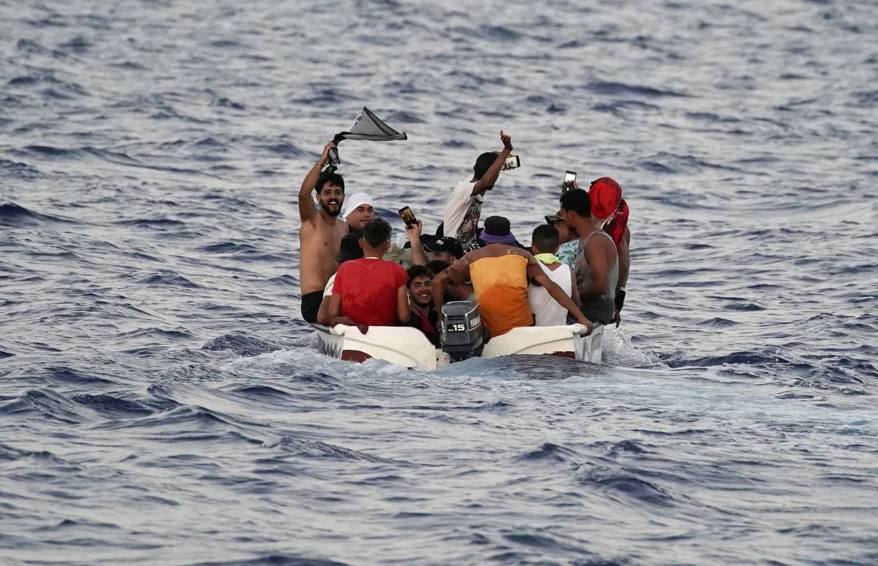Plutali u moru: Spasili više od 500 migranata kod Lampeduse