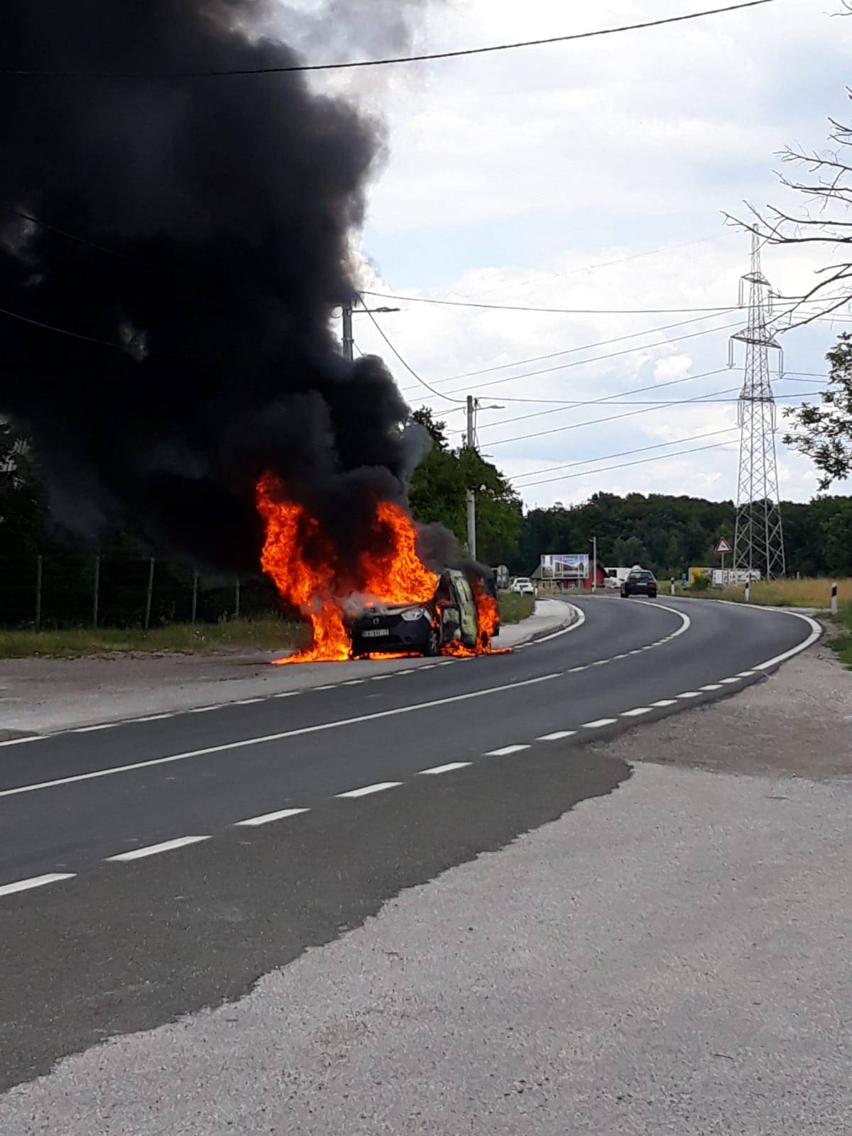 Buknuo auto kod Samobora: 'U njemu bile plinske boce, vozač uspio pobjeći u zadnji tren'