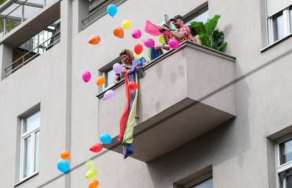 FOTO Evo kako su građani na balkonu pozdravili povorku