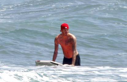 Bijeg od vrućina: Beckham sa sinovima surfao po valovima