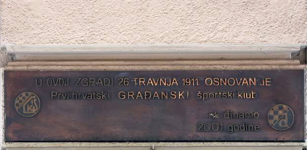Zagreb: Na zgradi pored Bonite stoji ploča koja ukazuje da je u toj zgradi 1911. osnovan HAŠK Građanski