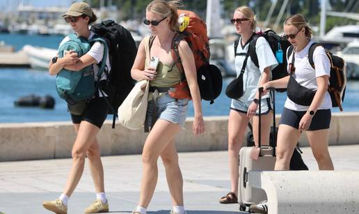 FOTO &Scaron;u&scaron;ur na splitskoj Rivi: Turisti preplavili najpoznatiju &scaron;etnicu, gu&zcaron;ve su posvuda