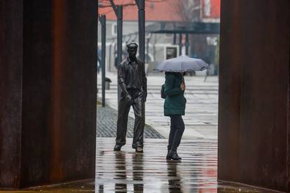 Prohladno i kišno vrijeme u Osijeku 'zatvorilo' ljude u kuću