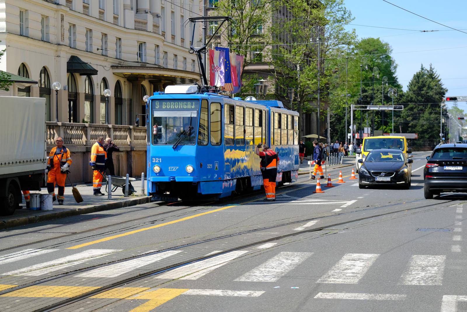 Zagreb: Sudar autobusa njemačkih registracija i tramvaja ispred hotela Esplanade