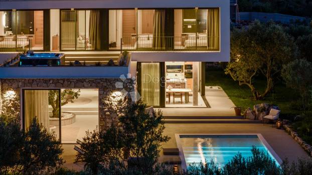 FOTO Nikad viđeno! Prodaje se vila na Šolti. Stoljetna maslina vam raste kraj kauča. Evo cijene