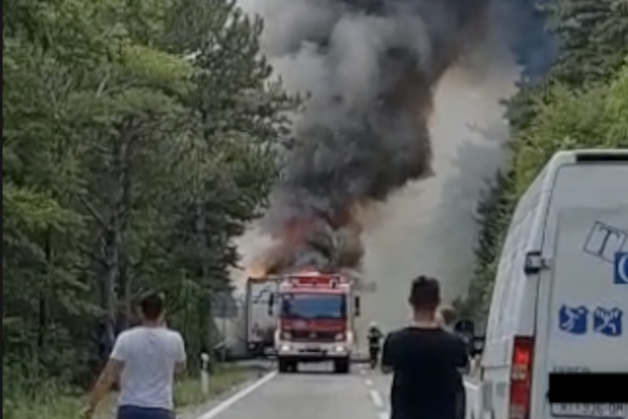 Zapaljeno vozilo kod Senjske Drage