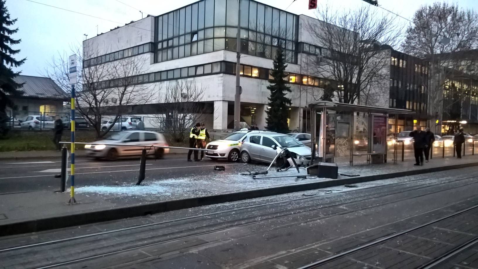 Prelazila cestu na crveno pa ju je udario auto i teško ozlijedio