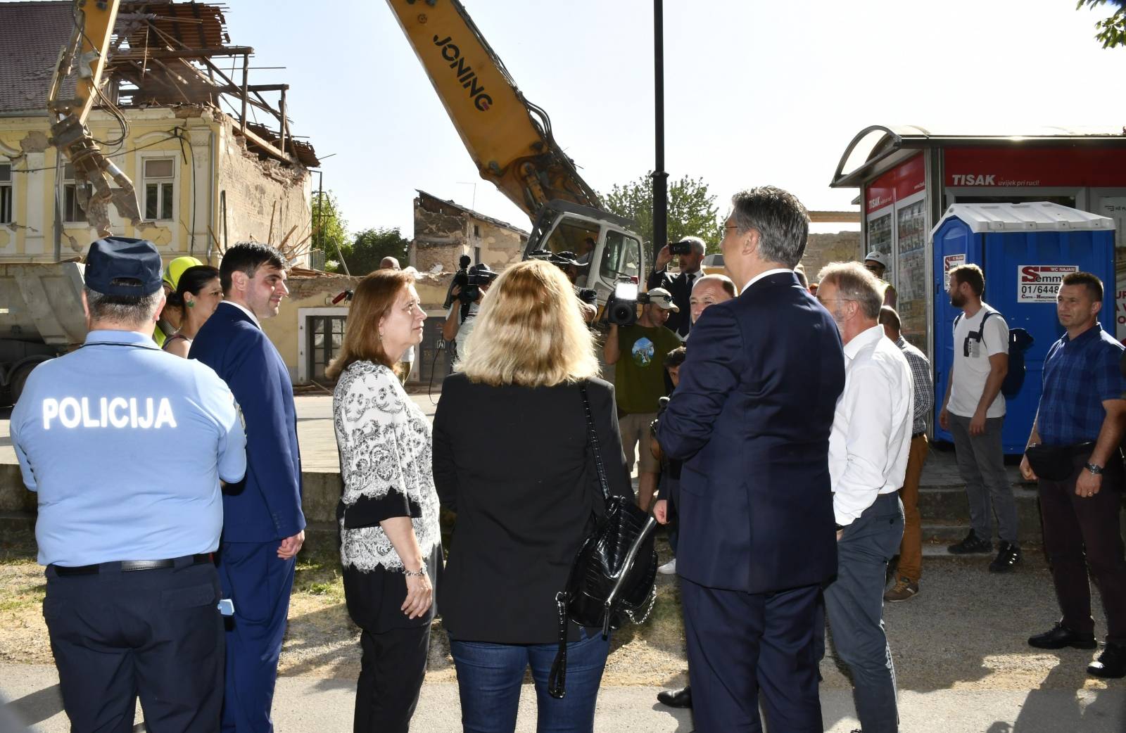 Andrej Plenković i Tomo Medved prisustvovali uklanjanju ruševina u centru Petrinje