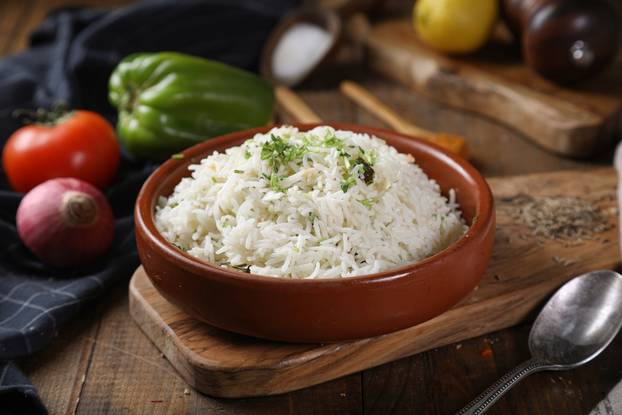 White,Rice,With,Vegetal,In,Dish,On,Wood,Background
