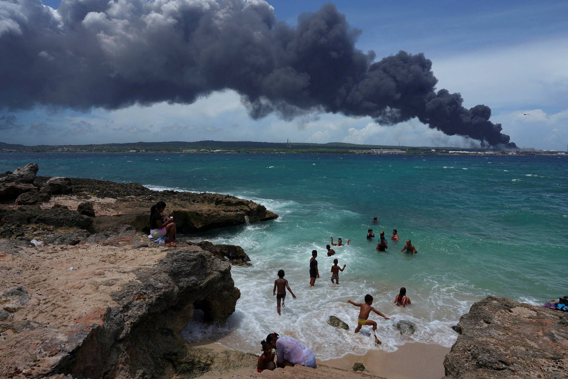 Major fire spreads at Cuban fuel storage facility hit by lightning