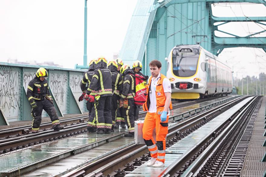 Vatrogasci spašavaju čovjeka koji je propao između šina na Željezničkom mostu