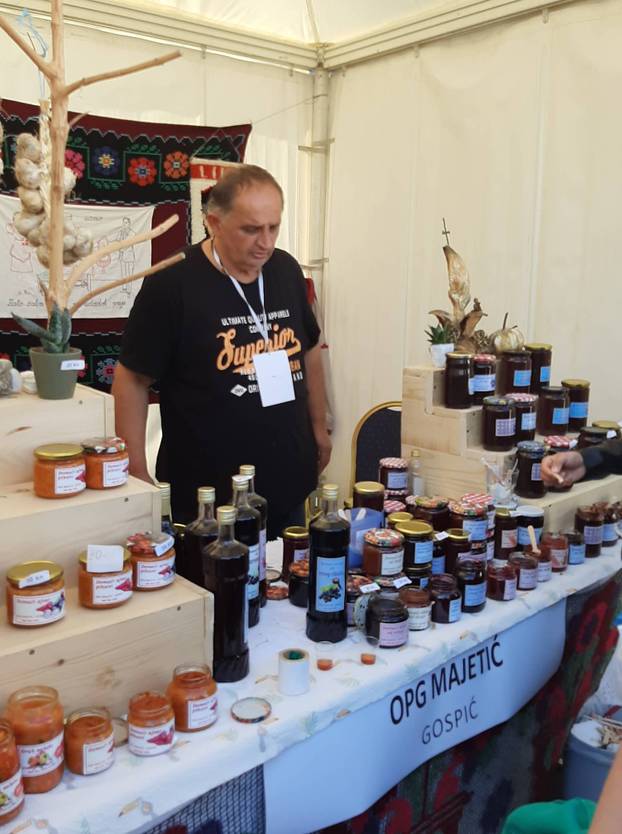 Veselo u srcu Like: Od slanine, finih ličkih palačinki i rakije do revije konjskih zaprega