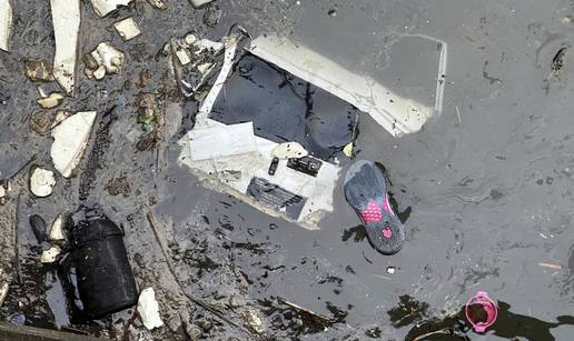 Na mjestu pada helikoptera u rijeku Hudson plutaju osobne stvari. Cure nove informacije...
