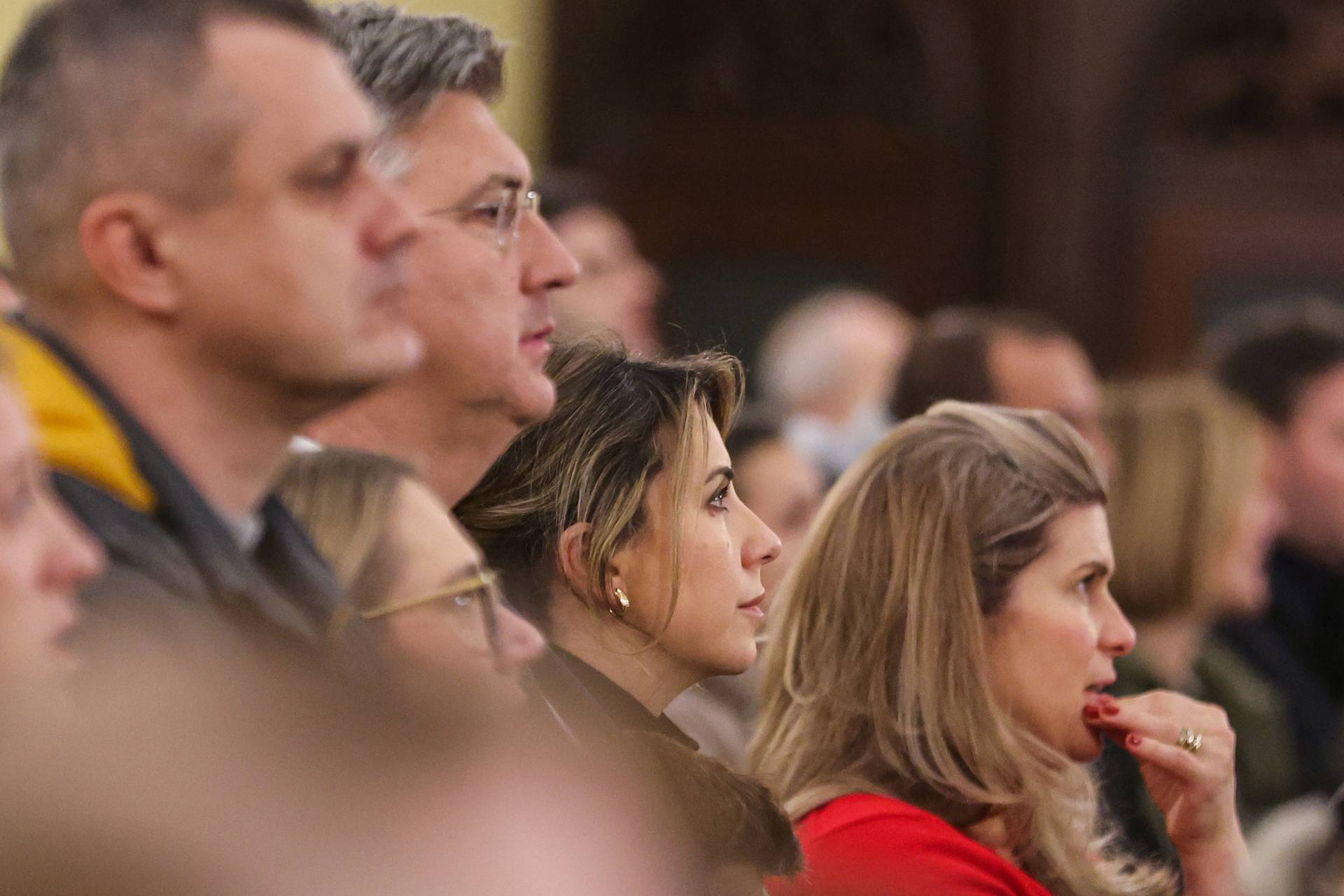 EKSKLUZIVNO: Premijer Plenković sa suprugom Anom  na misi za Badnjak 